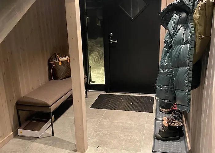 In And Out In The Middle Of The Slopes Favang