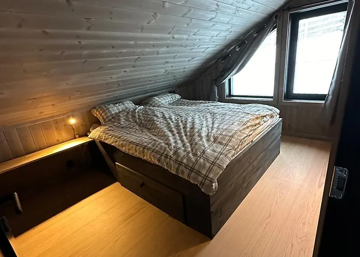 In And Out In The Middle Of The Slopes 度假居 Favang