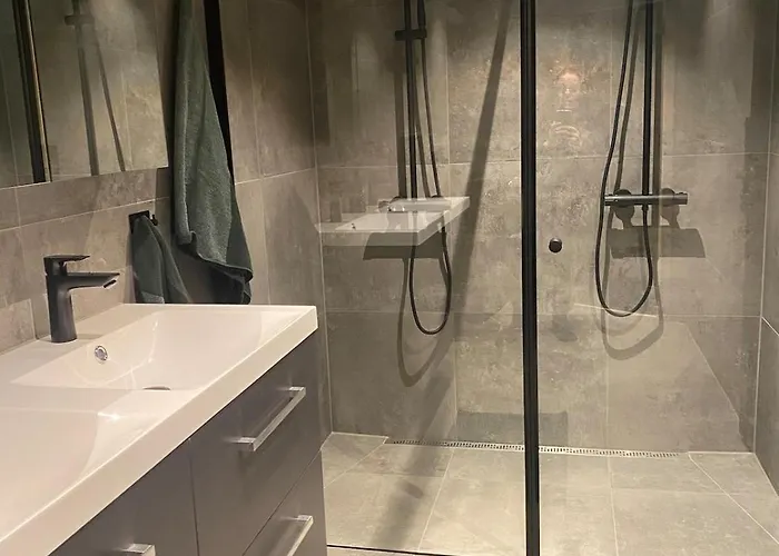 In And Out In The Middle Of The Slopes Favang